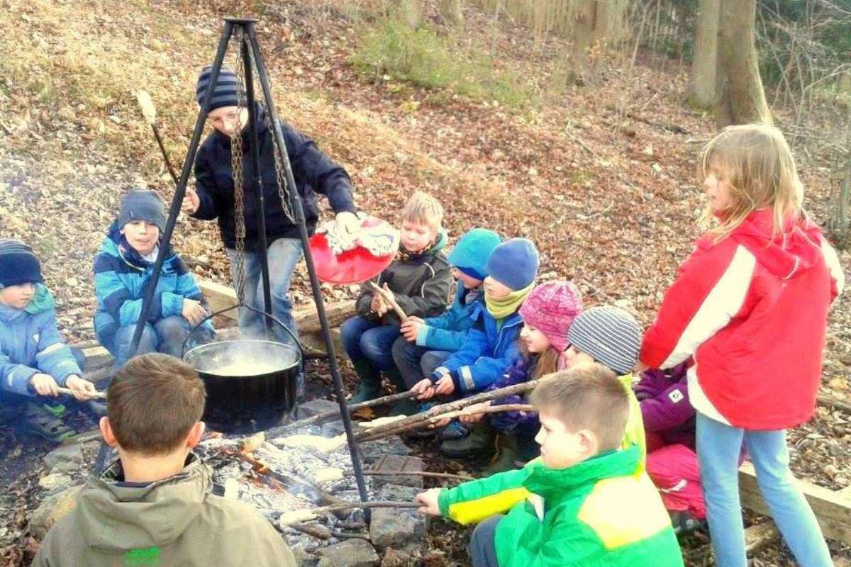 Kindergruppe des BUND: Kinder versammelt um Kessel (c) BUND Kreisgruppe Göttingen