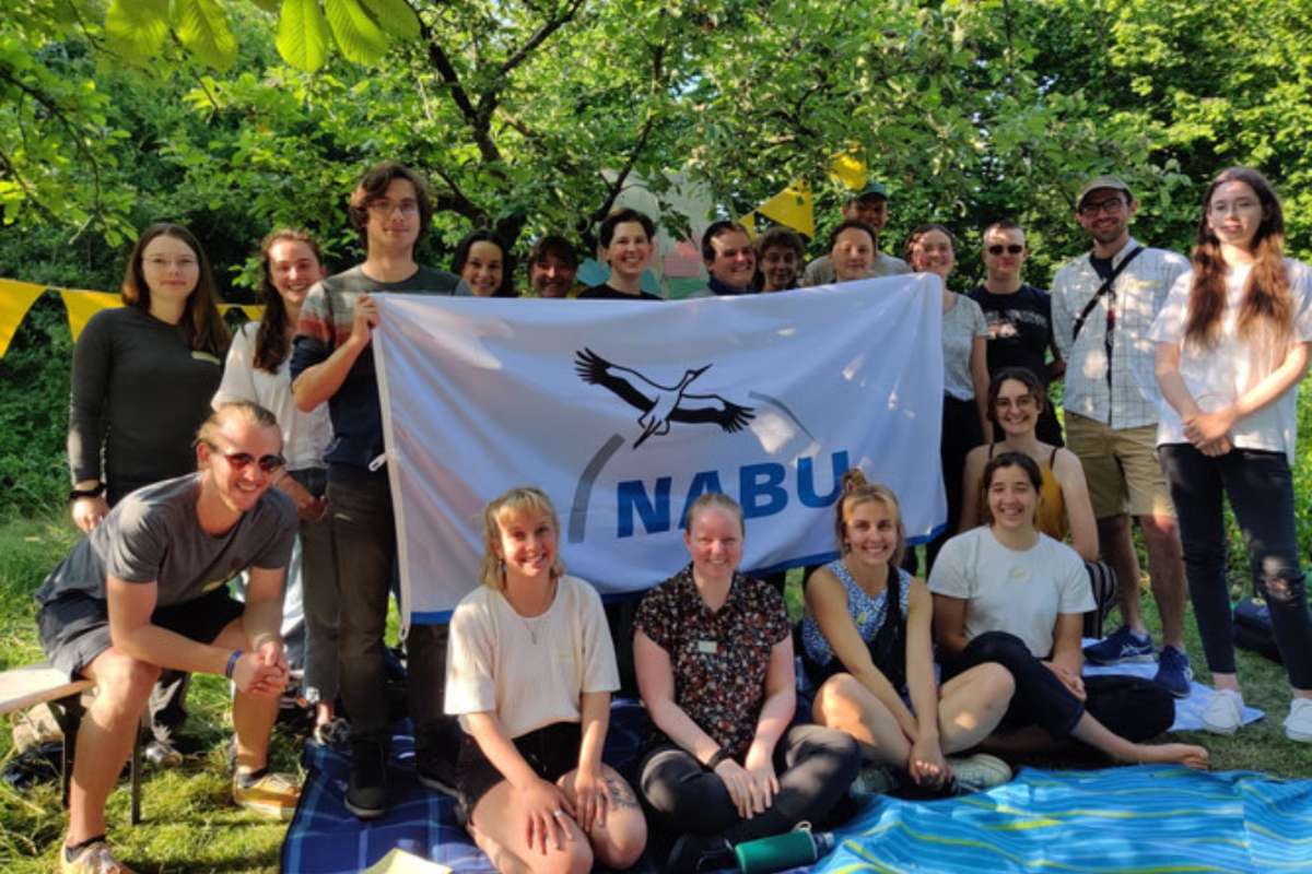 Gruppenbild der NABU Hochschulgruppe Oldenburg im NABU Garten, (c) NABU Hochschulgruppe Oldenburg