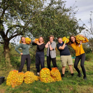 Apfelernte auf der NABU Streuobstwiese, (c) NABU Hochschulgruppe Oldenburg Apfelernte auf der NABU Streuobstwiese, (c) NABU Hochschulgruppe Oldenburg