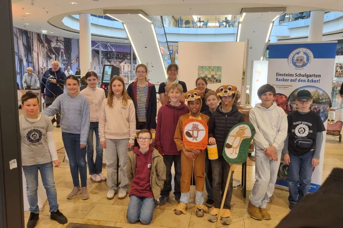 Aktionstag "Im Weserbergland sind die Biber los" Schulgarten-AG des Albert-Einstein-Gymnasiums Hameln in der Hamelner Stadtgalerie, (c) Karin Hänel